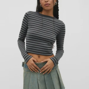 Randig tröja från stradivarius  - Gullig cropped tröja från stradivarius. Bara använd ett fåtal gånger så den är i fint skick. Ny pris 199kr.