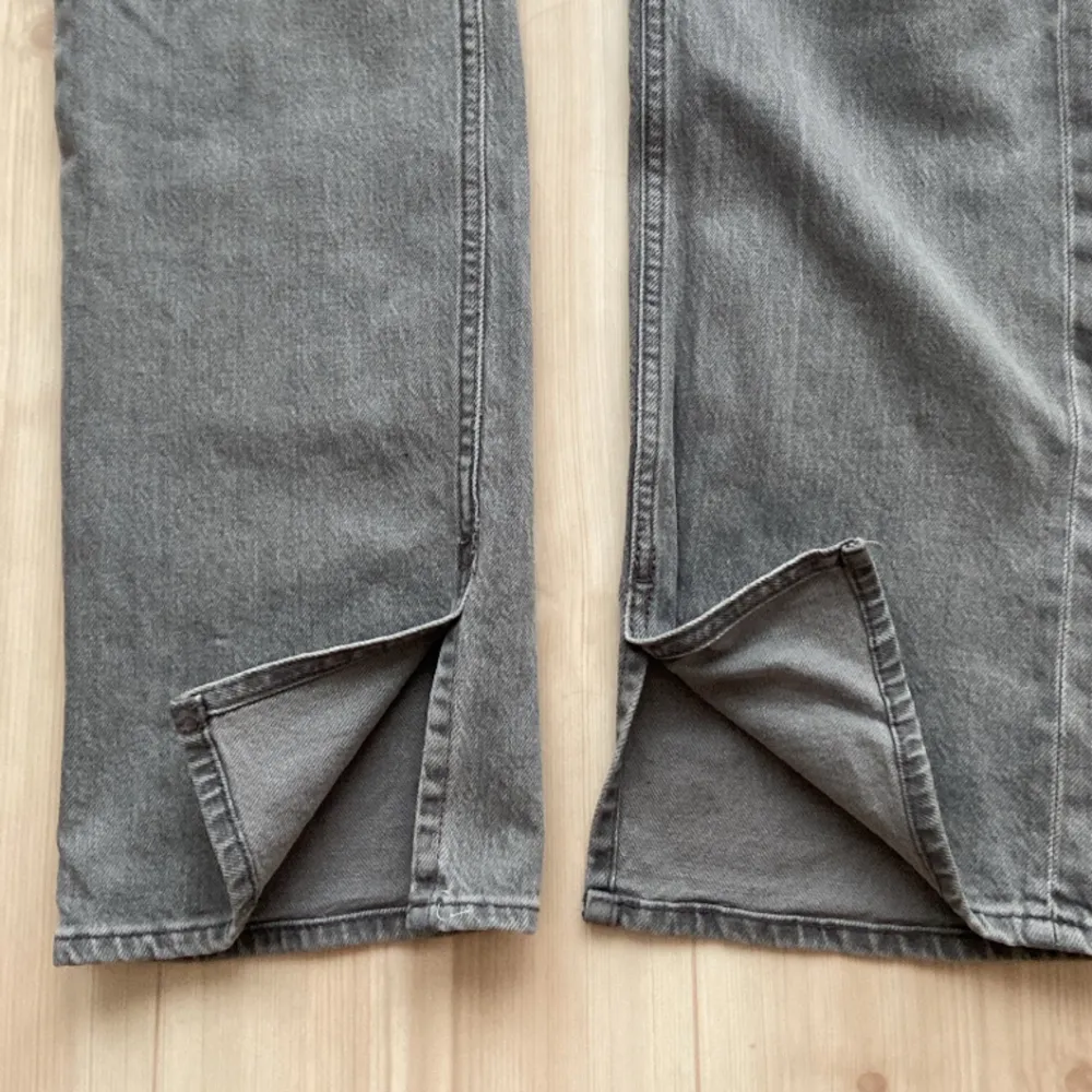 Jätte snygga midwaist jeans med slits! Använt fåtal gånger.. Jeans & Byxor.