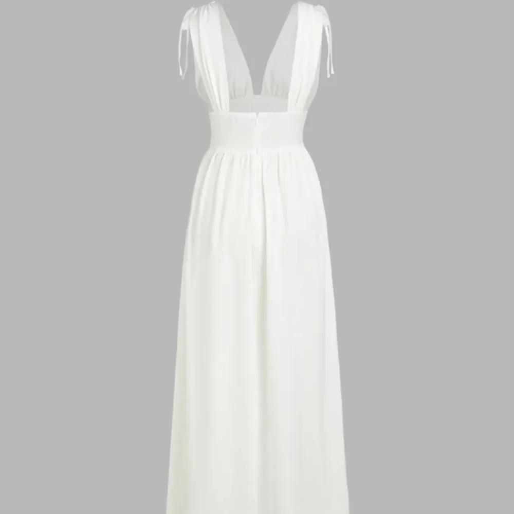 En vit klänning som passar perfekt till studenten i stil 0XL. Aldrig använd säljs för hittade en annan som jag gillar mer. Köparen står för frakt. Klänningar.