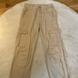 Wide leg cargo byxor i beige - Beiga cargo byxor med fickor, lågmidjade 