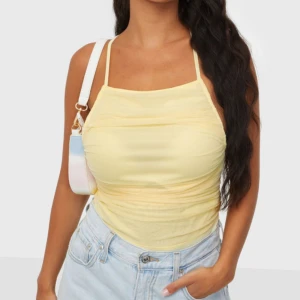 Body - Finaste sommar bodyn säljer jag för att jag aldrig har använt den💛den är öppen i ryggen (Slutsåld på hemsidan)