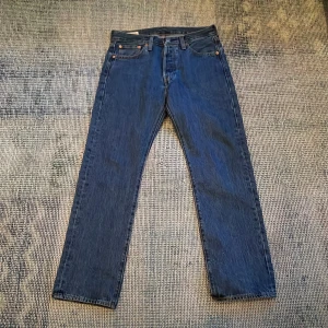 Levis 501 - Säljer mina Levis 501 för jag inte har någon användning av dem. Dem är nästan i nyskick har använt dem typ 5 gånger, Dem är ”normala” i Storleken (30/30) Nypris: ~1000kr  Mitt pris: 350