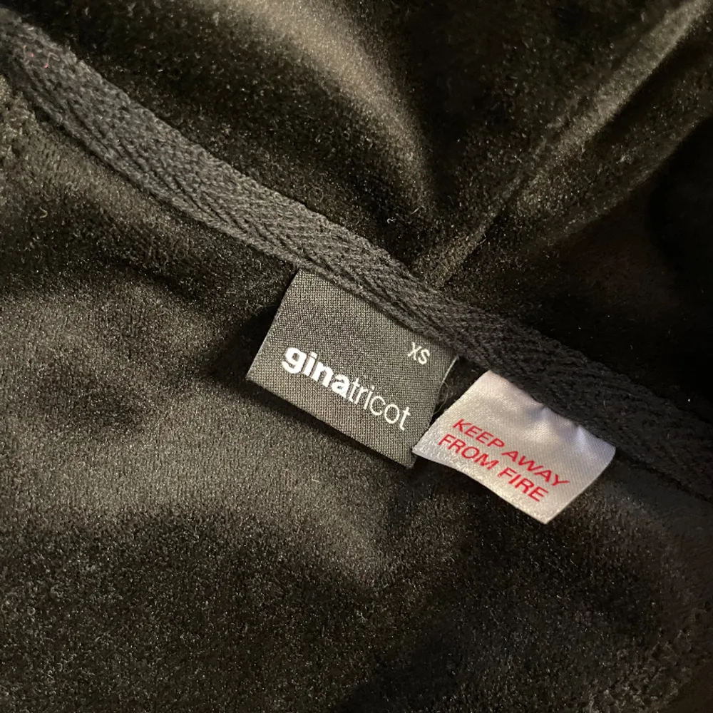 En svart jätte skön zip hoodie. Den är använd fåtal gånger och är helt som ny. Storlek XS. Tröjor & Koftor.