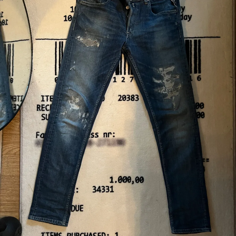 Säljer dessa Replay Grover jeans med riktigt snygga slitningar för endast 500kr, nypris är ca 1300kr. Sitter likt anbass i passformen. Tveka inte på att höra av dig vid funderingar 🤝🏼. Jeans & Byxor.