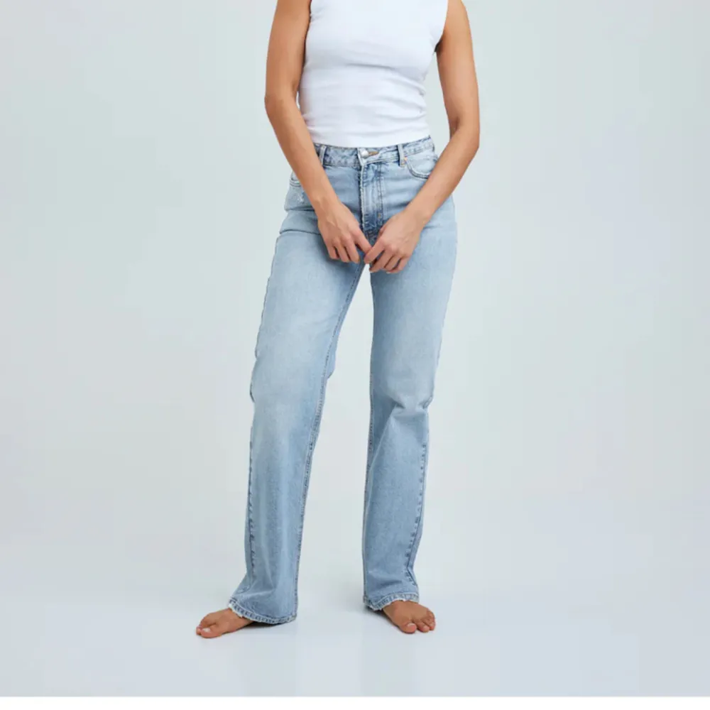 Säljer mina ”mid wide” jeans från Bikbok då de knappt kommer till användning. Jag är 178 och det passar mig i längden. Nypris 699kr🫶. Jeans & Byxor.