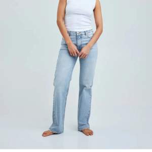 Säljer mina ”mid wide” jeans från Bikbok då de knappt kommer till användning. Jag är 178 och det passar mig i längden. Nypris 699kr🫶