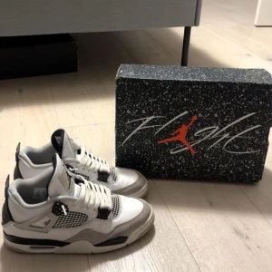 Jordan 4 military black - Säljer dessa sjukt feta skor för endast 2799! Nypris cirka 6 lax. Köpta från Restock. Allt OG tillkommer.  Storlek 42,5🤙🤙 Köpta för cirka ett år sen men har nästan bara stått på skohyllan. Skick 9/10