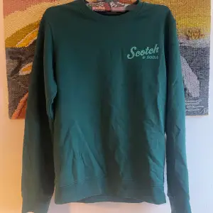 Grön sweater från Scotch & soda! Väldigt bra passform, mycket bra kvalite Nypris 749kr Nu 280kr Använd 1 gång!