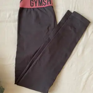 Säljer mina lågmidjade gråa gymshark tight så de inte kommer till användning längre. Det står ingen storlek på dem då lappen är borttagen, men de passar som S. 