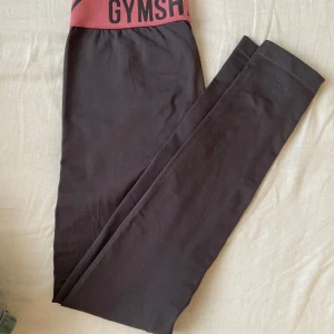 gymshark tights  - Säljer mina lågmidjade gråa gymshark tight så de inte kommer till användning längre. Det står ingen storlek på dem då lappen är borttagen, men de passar som S. 