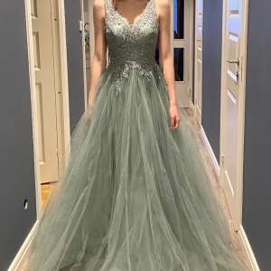 En lång bal klänningen med kristall detaljer (För fler bilder fråga)