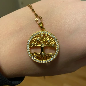 Halsband  - Halsband i livets träd, köpt i Grekland för 25 euro, super bra skick❤️ ej äkta men de är sprut guld❤️