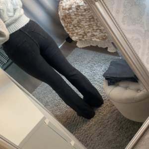 Svarta jeans från boohoo, de är bootcut jeans. Använt fåtal gånger och sitter väldigt fint med bra passform. Stretchiga!🩷