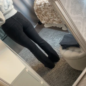 Svarta jeans boohoo  - Svarta jeans från boohoo, de är bootcut jeans. Använt fåtal gånger och sitter väldigt fint med bra passform. Stretchiga!🩷