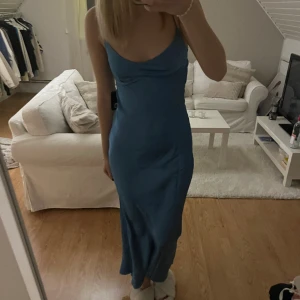 Klänning  - Super snygg till sommaren! Helt ny, aldrig använd. Från asos med prislapp kvar!! storlek 36 men skulle säga att 34 med passar!  Skriv för mer🩵🩵