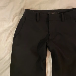 lågmidjade kostymbyxor - Säljer dessa lågmidjade kostymbyxor med slits från BikBok i strl 34 och innerbenslängd 82-83. Jättefint skick då de aldrig har passat mig i midje-storlek! Jag är 165💕