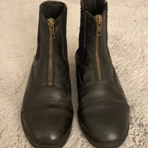 Ridstövlar  - Parasitiska ridstövlar mycket använda men jätte sköna 