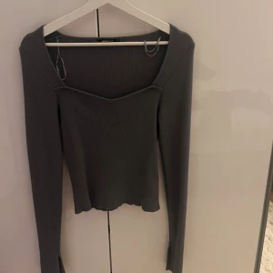 Ribbad tröja - Säljer denna skitsnygga tröja från Gina Tricot. Nästan aldrig använd utan nästan bara på bilden☺️  Köptes i somras, inga tecken på användning💓
