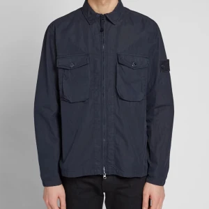 Stone Island overshirt - Blå Stone Island overshirt. Använd fåtal gånger, väldigt bra skick. Ghost patch, nypris ca 6500 kr.  