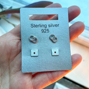 Örhängen guldfynd NWT - Örhängen i rhodinerat äkta silver med kubisk zirkonia från Guldfynd   Inte ens provade, present som inte var min stil  Inköpspris 398kr  Hämtas i Tyresö, vid södra station eller skickas mot fraktkostnad