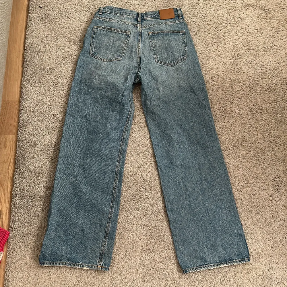 Midwaist jeans från pull&bear. Inte använda så mycket och säljer på grund av att de ej passar längre.. Jeans & Byxor.