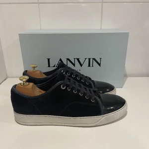 Lanvin skor  - Hej! Säljer nu dessa super trendiga lanvin skor. Skorna är i superfint skick 9/10. Med skorna medföljer box. 