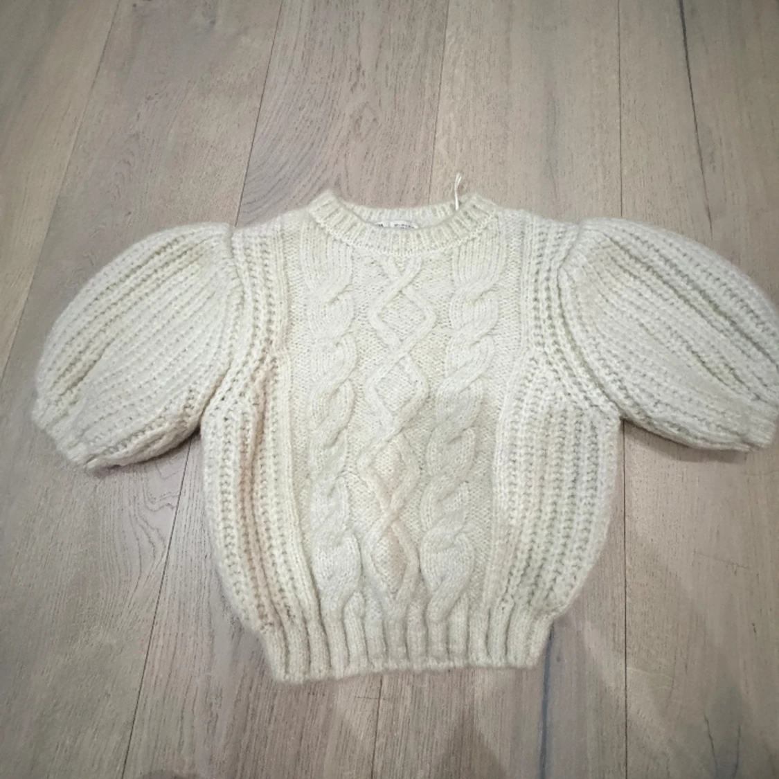 Stickad tröja med puffärm