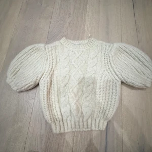 Stickad tröja med puffärm - Nypris 400:-. Liten i strl. Det står Large men tycker mer small. Jättefräsch och modellen är såååå fin med en puffärm