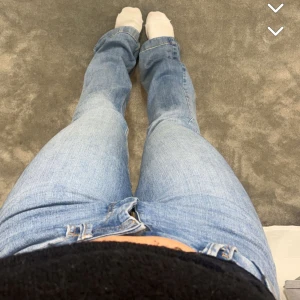 Midwaist bootcut jeans - Blå bootcut jeans med medellågmidja. Extremt strechiga. Midja :35, då jag annars har midjemått 37-39 så passar dessa bra med då de är stretchiga. Innerben- 81 och grenmåttet- 24-25cm defekter längst ner bak då de varit för långa,inget man tänker på🥰