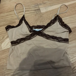 Croppat linne från new yorker  - Linne från new yorker! Lite större i storleken, skulle säga kanske för S! Lappen är kvar, testad en gång! Helt utan några defekter! Köparen står för frakten! Pris diskuteras!