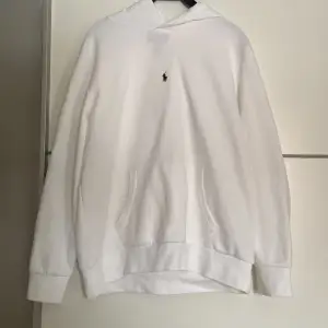 Säljer nu min polo Ralph Lauren hoodie då den inte kommer till användning. Hoodien är i jätte bra skick, använd ändast 3 gånger. Passar för dem som är runt 163-174 cm långa. Mitt pris 350+ frakt  Hör av er vid frågor eller funderinga