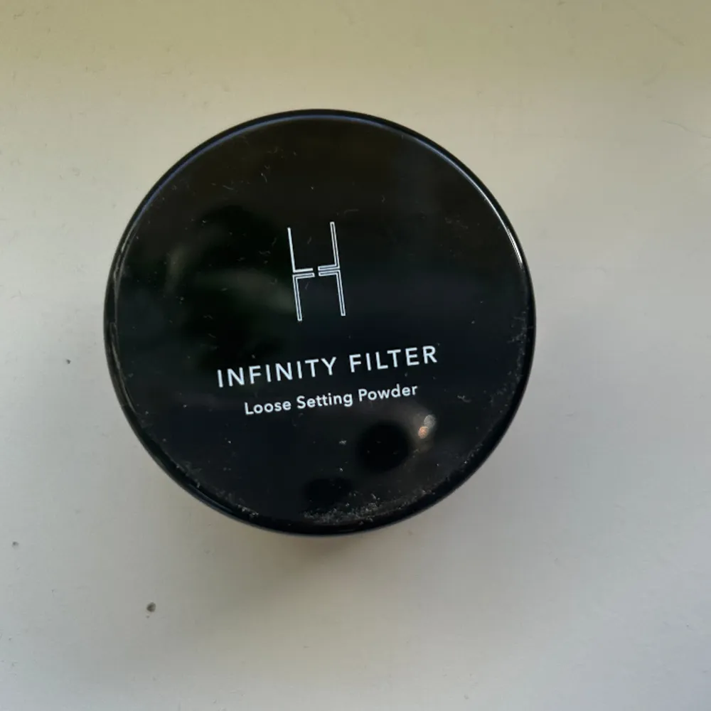 Säljer detta puder från LH cosmetics i färgen deep då färgen inte passar mig. Oöppnad förpackning!🥰 nypris 379kr. Skönhet.