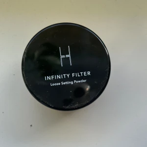 LH cosmetics powder - deep - Säljer detta puder från LH cosmetics i färgen deep då färgen inte passar mig. Oöppnad förpackning!🥰 nypris 379kr