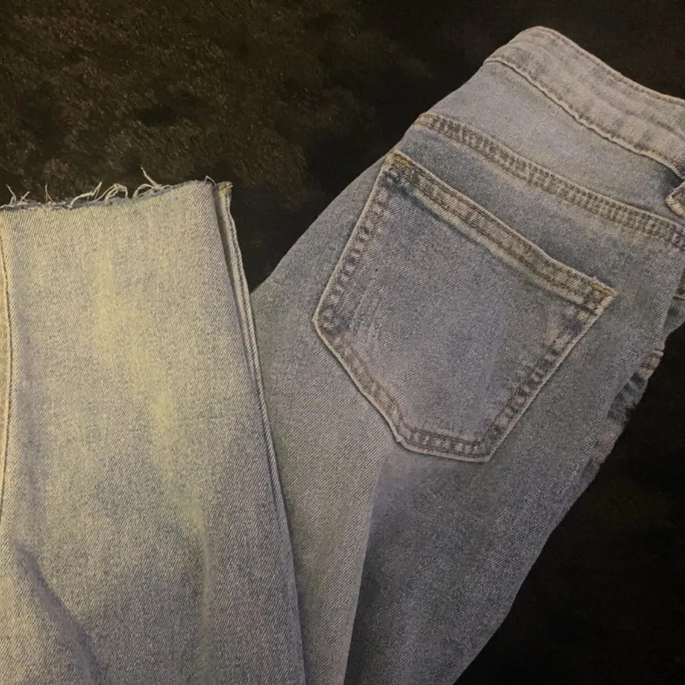 ljus blåa hål jeans sitter bra vid lår🤍 (skinny jeans) säljer då de inte var min grej så de kommer inte till användning och sitter inte bra i rumpan på mig 🩷. Jeans & Byxor.