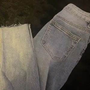 ljus blåa hål jeans sitter bra vid lår🤍 (skinny jeans) säljer då de inte var min grej så de kommer inte till användning och sitter inte bra i rumpan på mig 🩷