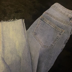 håljeans  - ljus blåa hål jeans sitter bra vid lår🤍 (skinny jeans) säljer då de inte var min grej så de kommer inte till användning och sitter inte bra i rumpan på mig 🩷