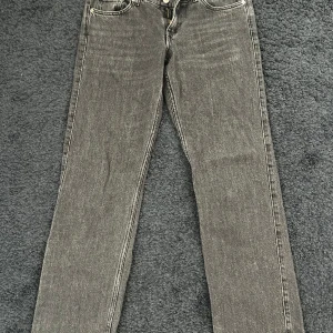 Svarta lågmidjade jeans - Jeans från Weekday i ok skick! Finns två hål på midjebandet där bak (sista bilden)