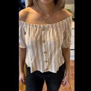 Tröja - Tröja från stradivarius med knappar