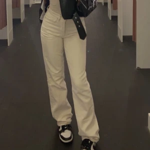 jeans - beiga jeans från bikbok🤍