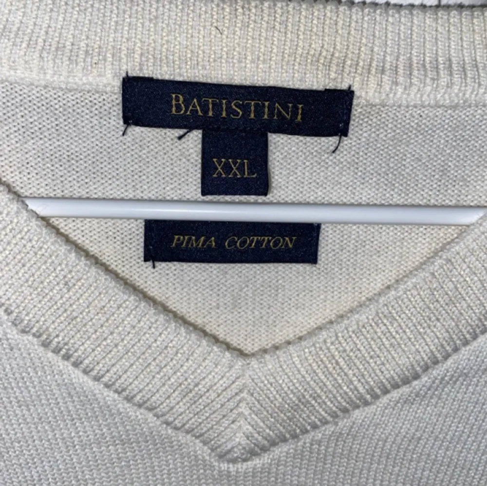 Säljer denna Batistini tröja för använder den inte längre. Cond är 9/10 inga fläkar elr något sånt. Str är XXL men den är hanska liten i storleken så passa äv XL. Hör gärna av er vid frågor✨. Tröjor & Koftor.