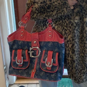 Äkta guessväska - Säljer denna superfina väska från Guess! I fint skick!’💓💓