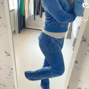 Juicy couture set  - Hej jag säljer hela mitt juicy couture set i färgen blå. Använda fåtal gånger och är i bra skick! Tröjan är i M och byxorna S. Nypris 1100! Skriv för bilder och mer (pris kan diskuteras)💙
