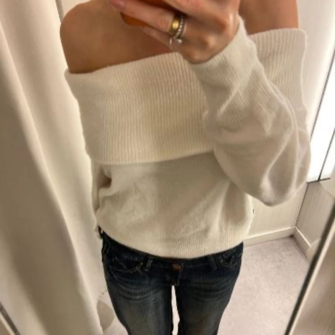 Off-shoulder tröja