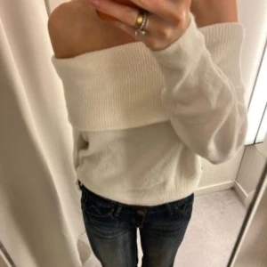 Off-shoulder tröja - Säljer då denna ikoniska Off-shoulder tröjan från hm!🩵🩵 Köpt för 300kr, säljer för 180kr. Jättemysig och passar till ALLA färger!🩵 Pris kan diskuteras!