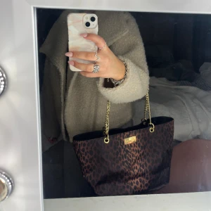 Leopard mönstrad VS bag🤎 - Säljer min söta Victoria secret i leopard mönster. Super praktig att ha saker i och fin. I väldigt bra skick då den endast är använd ett par få gånger.
