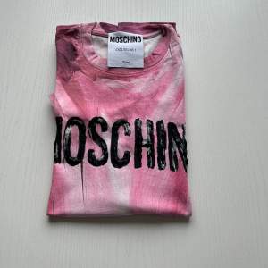 Moschino T-shirt  Storlek: M Pris: 600 Skick 9/10