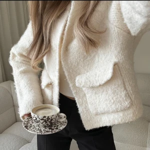 Dröm cardigan!  - Strl L men passar mig som bär XS-S som oversize, första bilden är lånad! Högsta bud: 350kr