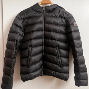 Colmar jacka - Säljer denna Colmar jacka. Svart/mörkbrun. Nypris 5000kr. Bra skick. Italiensk storlek 46 men passar S/M. Kan även byta till en 44💓💓