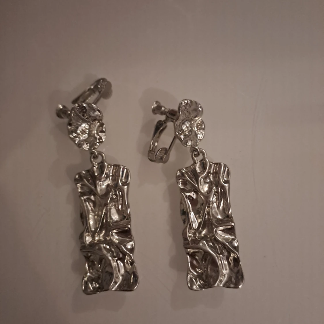 Silvriga örhängen 😊