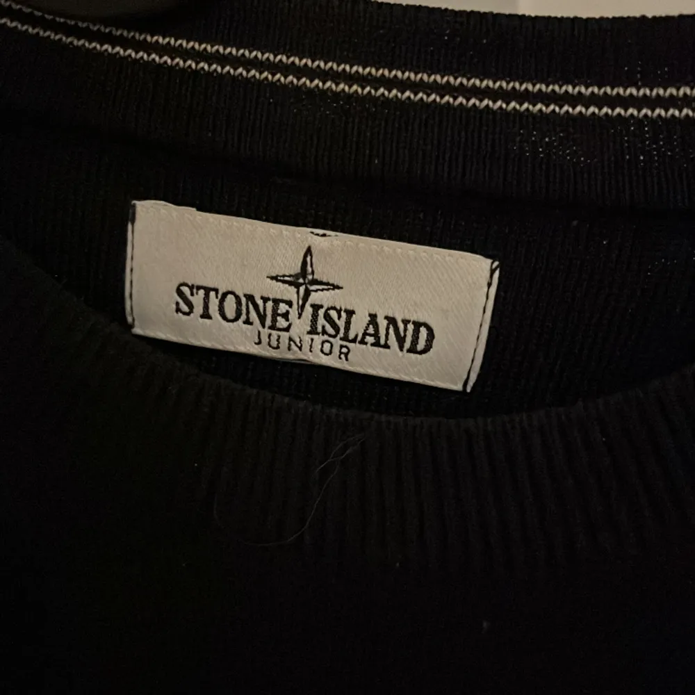 Säljer min stickade stoneisland crewneck i väldigt bra skick! Inga defekter och sparsamt använd:). Tröjor & Koftor.